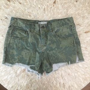 Free People Women’s Camouflage Shorts Size 26